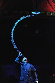Avantgarde-Jongleur Jochen Schnel (Foto. Ingrdi Grossmann)